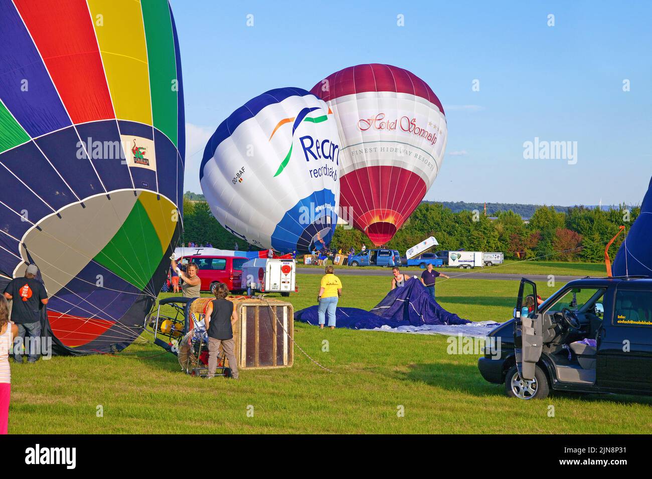 Préparation de ballons à air chaud pour vol, Mosel-ballon-Festival à l'aéroport de Trèves-Foehren, Rhénanie-Palatinat, Allemagne, Europe Banque D'Images