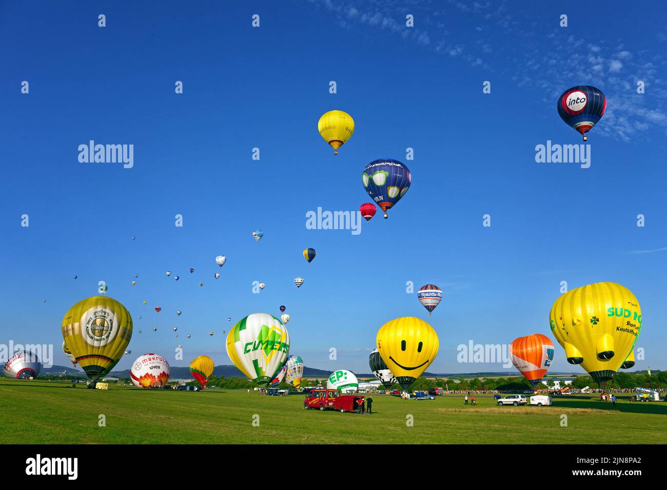 Préparation et démarrage de ballons à air chaud, Mosel-ballon-Fiesta à l'aéroport de Trèves-Foehren, Rhénanie-Palatinat, Allemagne, Europe Banque D'Images