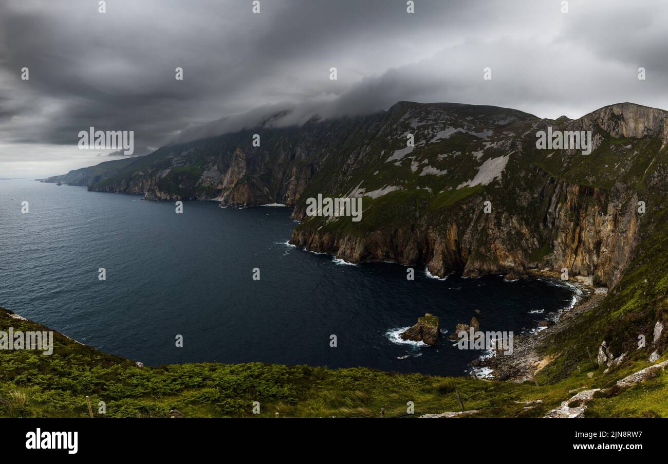 Vue panoramique sur les montagnes et les falaises de Slieve League sur la côte nord-ouest de l'Irlande Banque D'Images