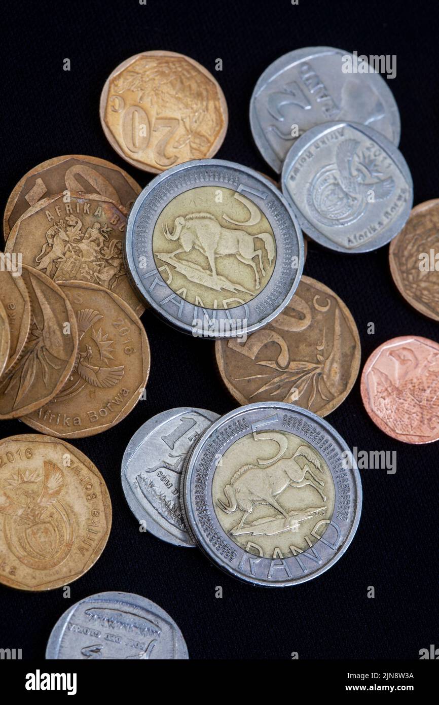 Rand et cents sur la monnaie noire, sud-africaine. Chaque cent compte comme le coût de la vie augmente Banque D'Images
