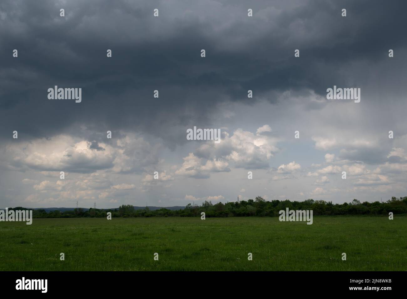 Nuage sombre avec pluie sur les prairies, jour pluvieux dans le champ Banque D'Images