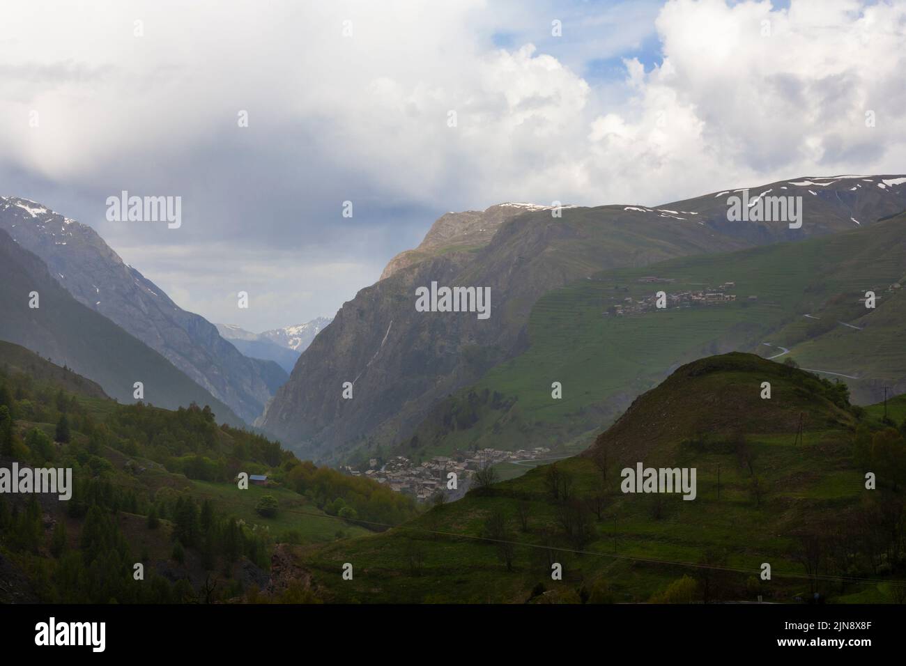 Vue sur la vallée supérieure de Romanche jusqu'à la tombe et au-delà de Villar-d'Arêne, Hautes-Alpes, France Banque D'Images