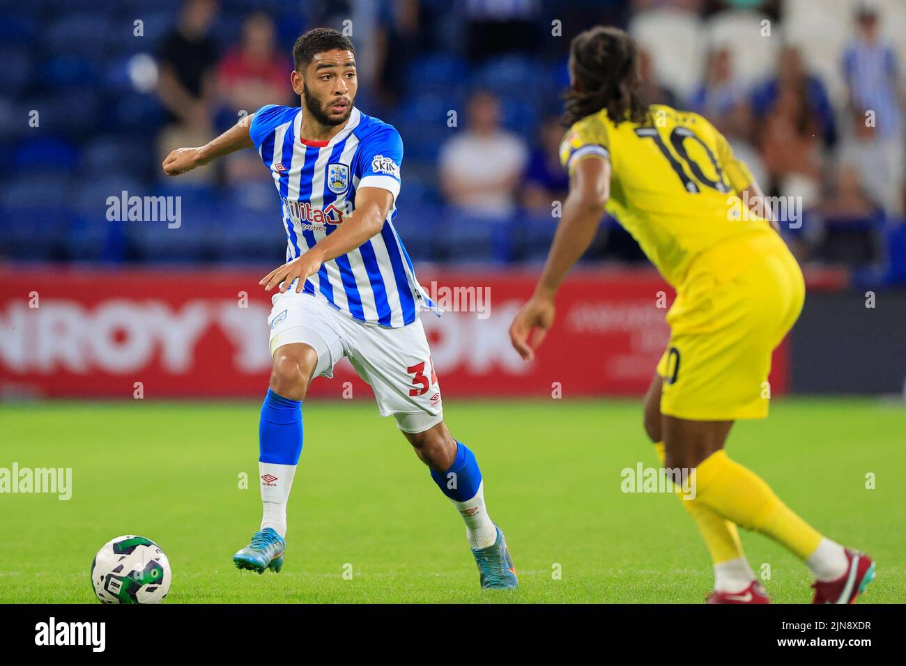 Huddersfield, Royaume-Uni. 09th août 2022. Brodie Spencer #34 de la ville de Huddersfield est confronté par Daniel Johnson #11 de Preston North End à Huddersfield, Royaume-Uni, le 8/9/2022. (Photo de Conor Molloy/News Images/Sipa USA) crédit: SIPA USA/Alay Live News Banque D'Images