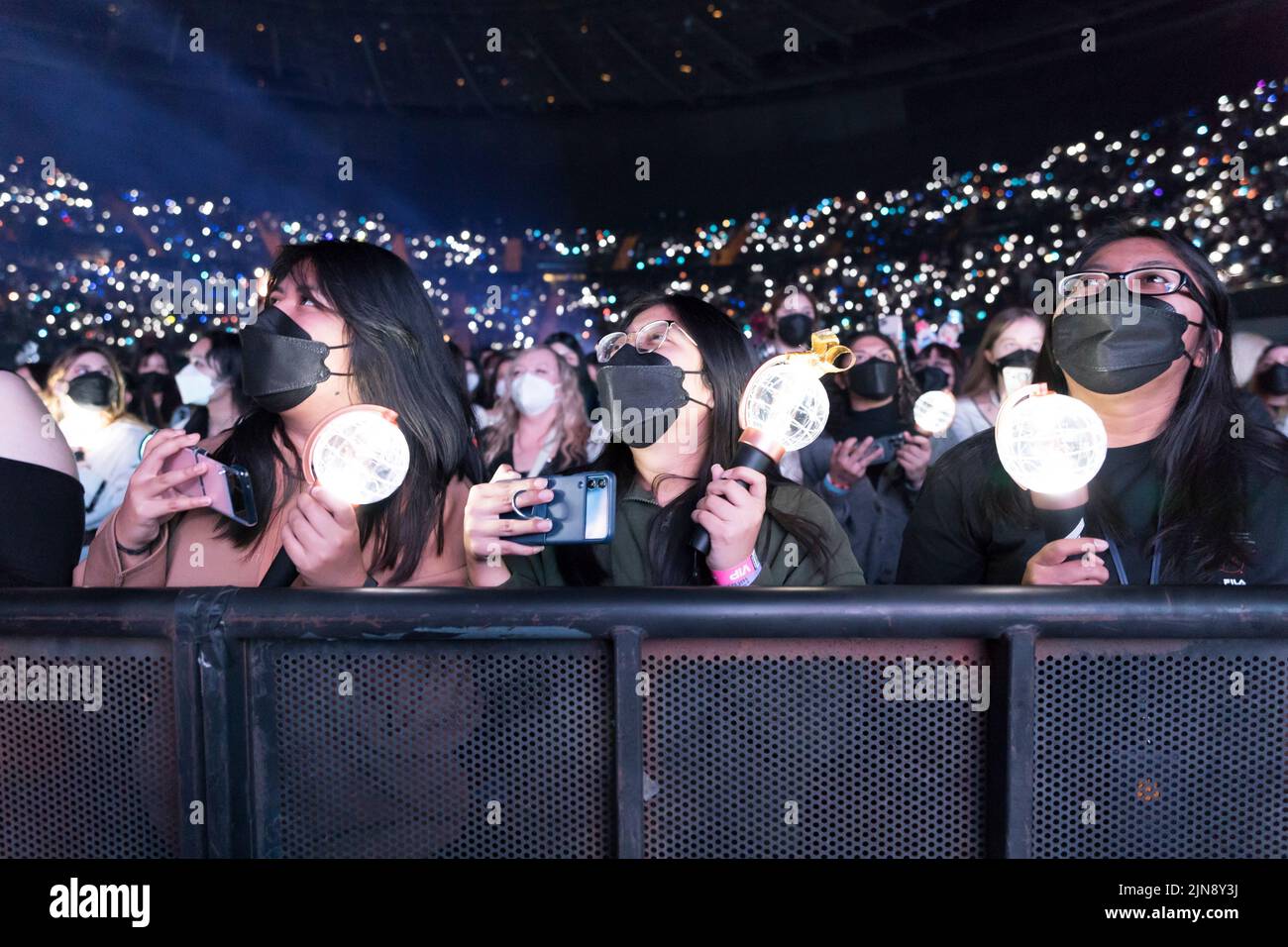 Les fans du groupe sud-coréen K-Pop ATEEZ ont capturé pendant la « Fellowship » à Los Angeles Banque D'Images
