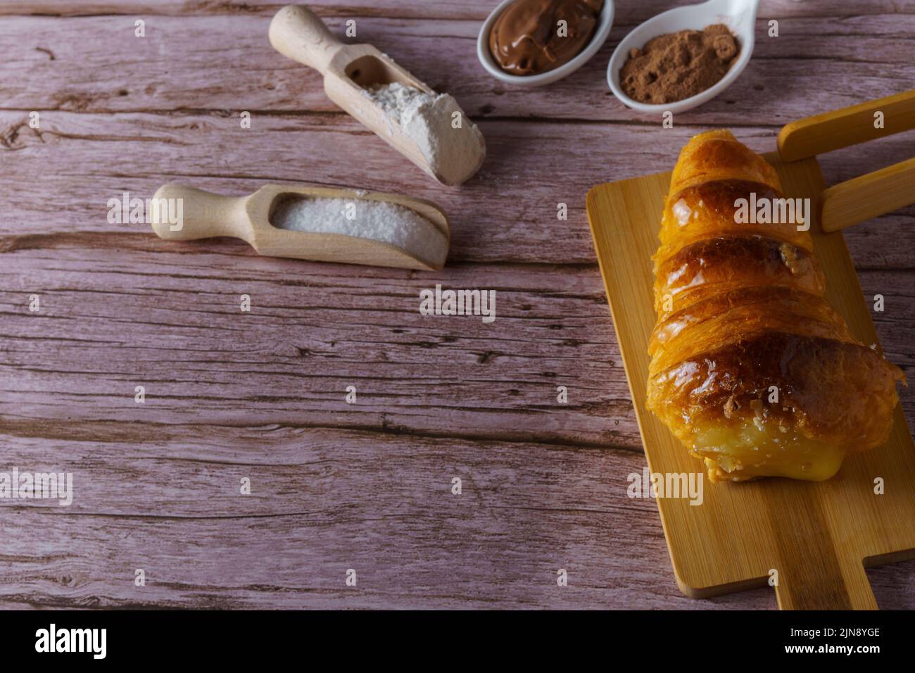 feuilletée de pâte feuilletée sur une planche de bois Banque D'Images