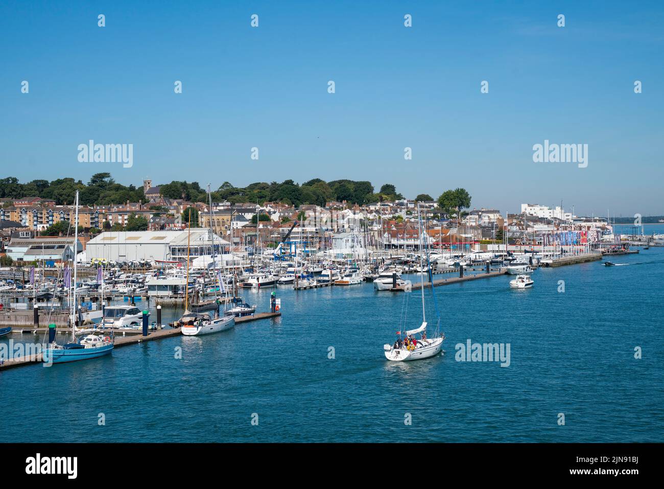 Vue générale sur West Cowes, y compris le port de plaisance et le yacht refuge, sur l'île de Wight par une journée ensoleillée. Banque D'Images