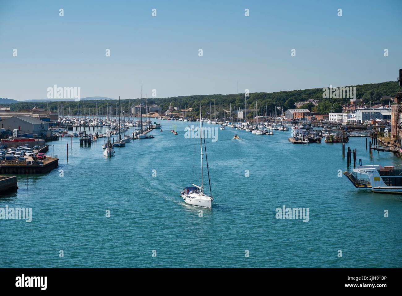 Un voilier descend la médina à Cowes sur l'île de Wight. Banque D'Images