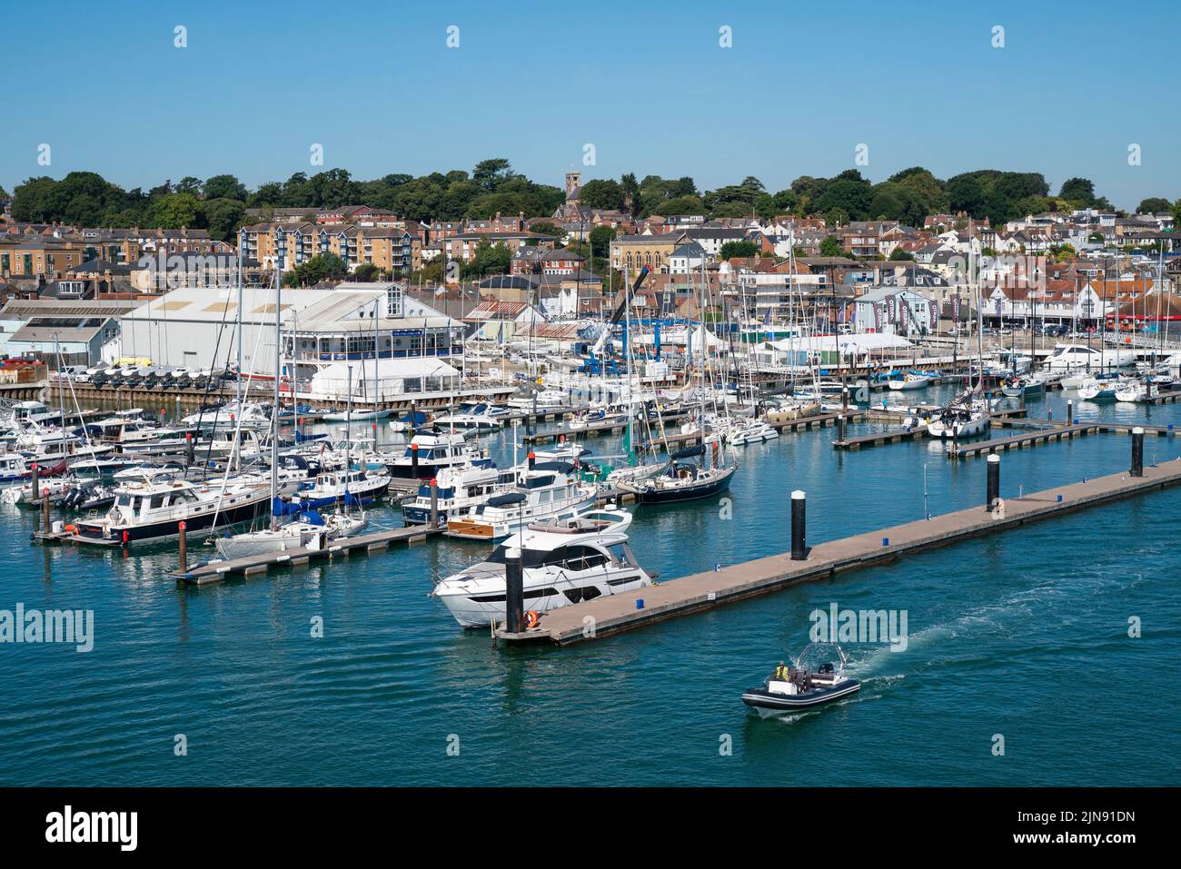 Vue générale sur West Cowes, y compris le port de plaisance et le yacht refuge, sur l'île de Wight par une journée ensoleillée. Banque D'Images