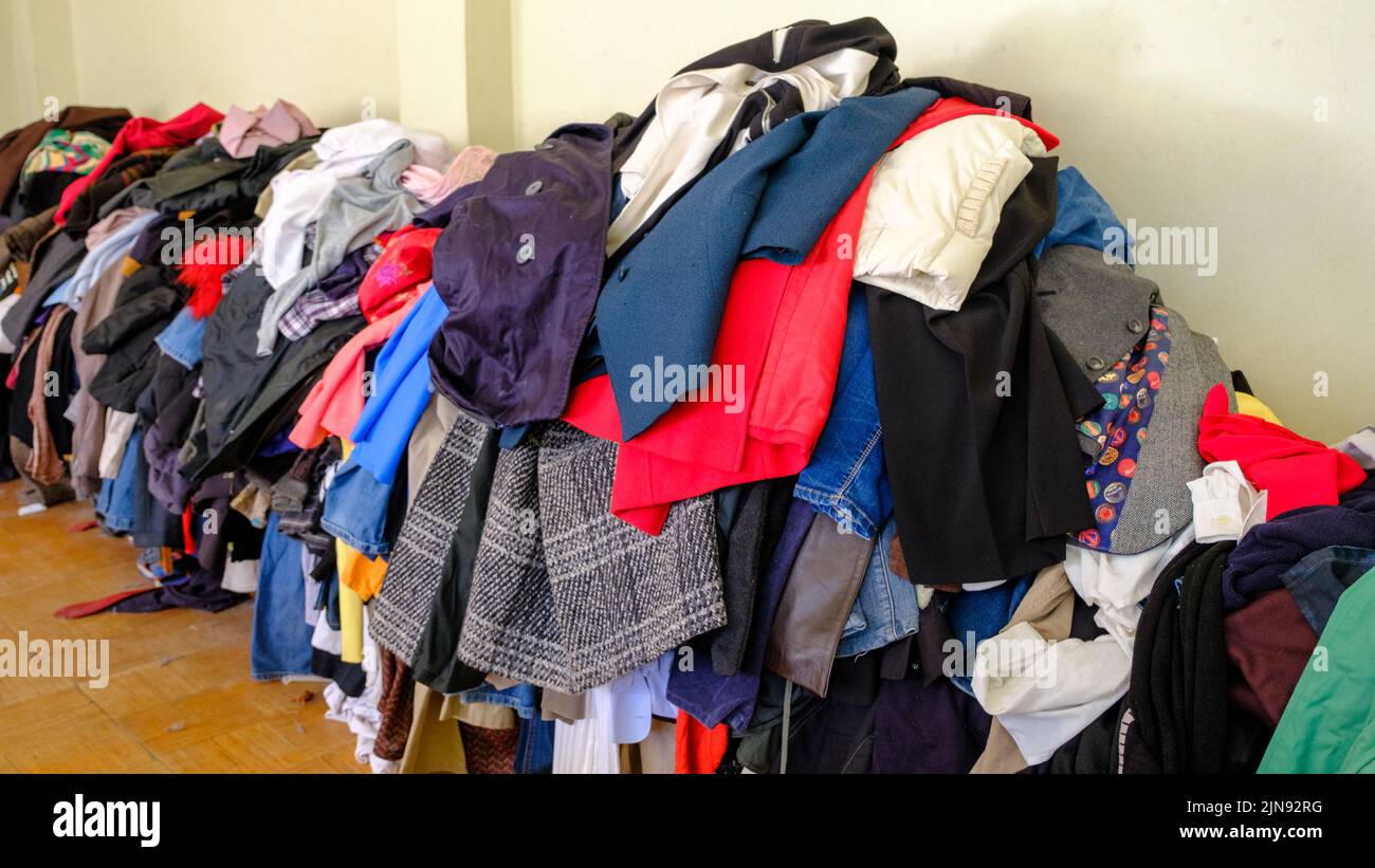 Aide humanitaire pour l'envoi de piles de vêtements en Ukraine. Banque D'Images