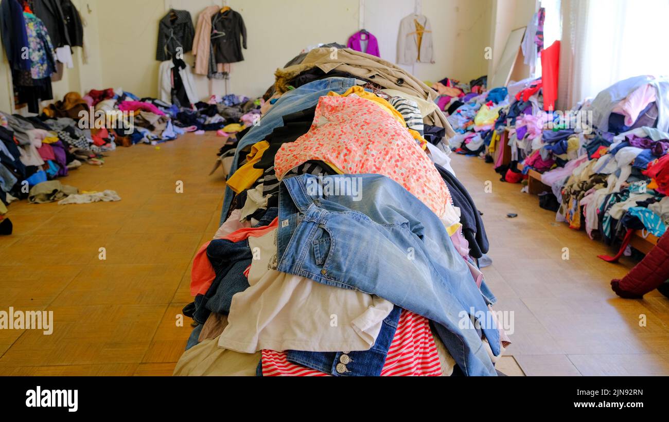 Aide humanitaire pour l'envoi de piles de vêtements en Ukraine Banque D'Images