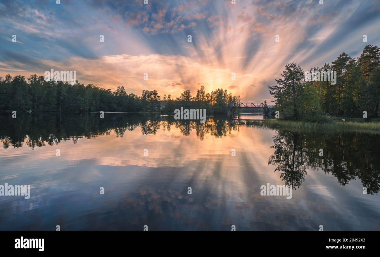 Magnifique coucher de soleil dans un lac tranquille en soirée d'été en Finlande Banque D'Images