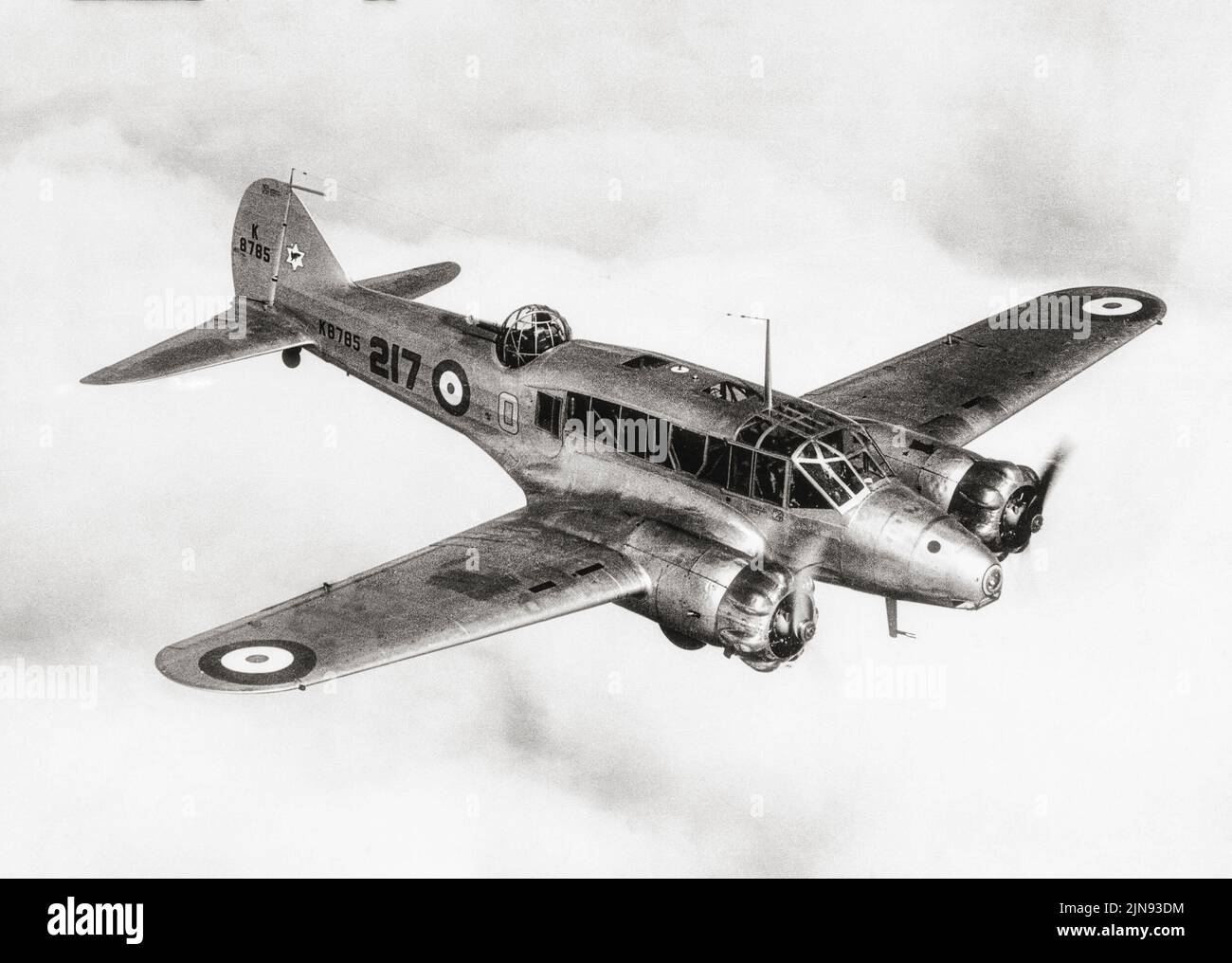 Avro Anson Mark 1, Escadron no 217, en vol en 1937. Un avion britannique à deux moteurs et multirôle qu'il a continué à servir dans une variété de rôles pour la Royal Air Force (RAF), le Fleet Air Arm (FAA), la Royal Canadian Air Force (RCAF) et de nombreuses autres forces aériennes avant, pendant et après la Seconde Guerre mondiale. Banque D'Images
