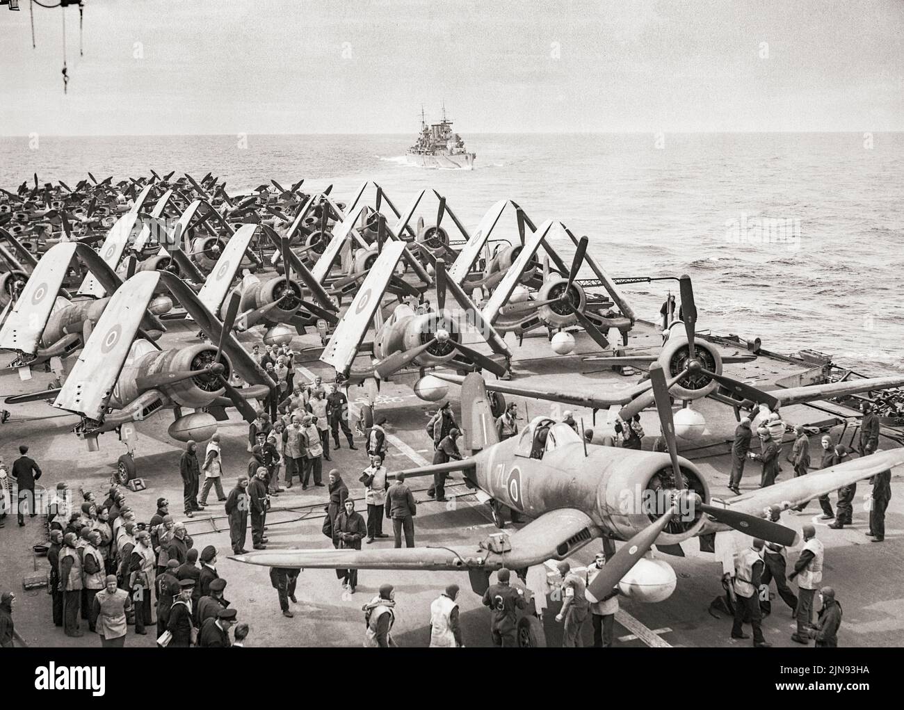 Fleet Air Arm chance-Vought les combattants Corsair, avec des bombardiers torpille Fairey Barracuda derrière eux, se sont reproduits sur le pont de vol du HMS formidable au large de la Norvège. L'American Vought F4U Corsair a été conçu et exploité comme un avion de chasse à base de porte-avions, qui a été utilisé pendant la Seconde Guerre mondiale Dans le service de la Royal Navy, il a reçu la désignation « Corsair [Mark] I ». En raison de la hauteur limitée du pont hangar dans plusieurs classes de porte-avions britanniques, de nombreux corsaires avaient leurs ailes extérieures 'clippées' par 8 pouces pour dégager le tablier. Banque D'Images