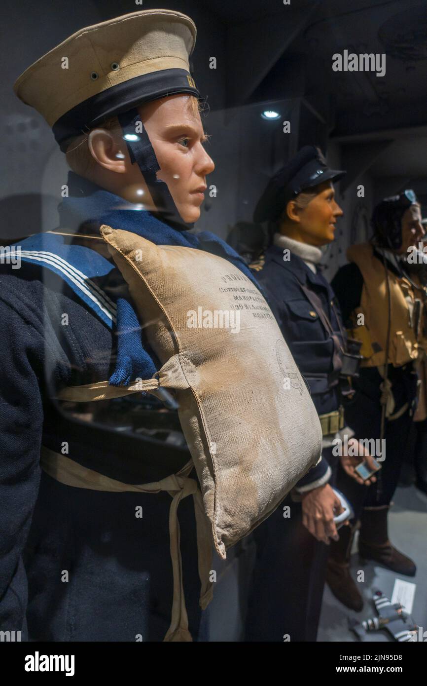 Deuxième Guerre mondiale RNC / marins de la Marine royale du Canada portant WW2 gilets de sauvetage / gilet de sauvetage / économiseur de vie, pour le Musée de la liberté, Knokke-Heist, Belgique Banque D'Images