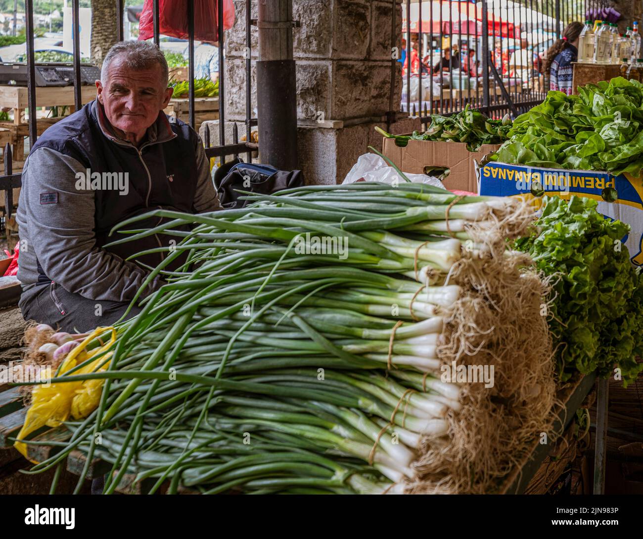 Monténégro - 7 mai 2022 - l'homme vend des légumes dans une cabine du marché. Banque D'Images