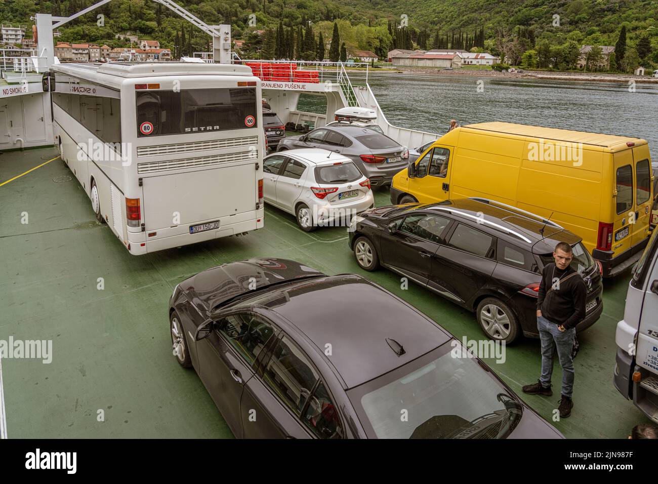 Monténégro - 7 mai 2022 - voitures en ferry. Banque D'Images