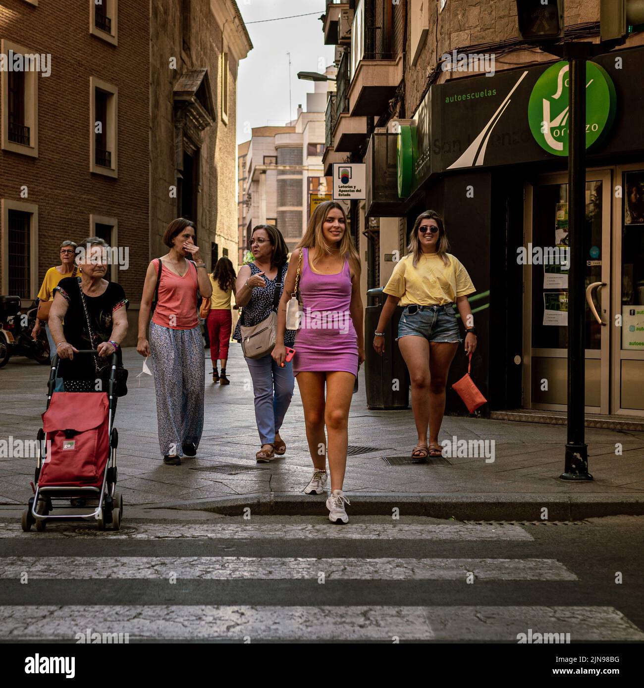Groupe de jeunes femmes traversant la route Banque D'Images