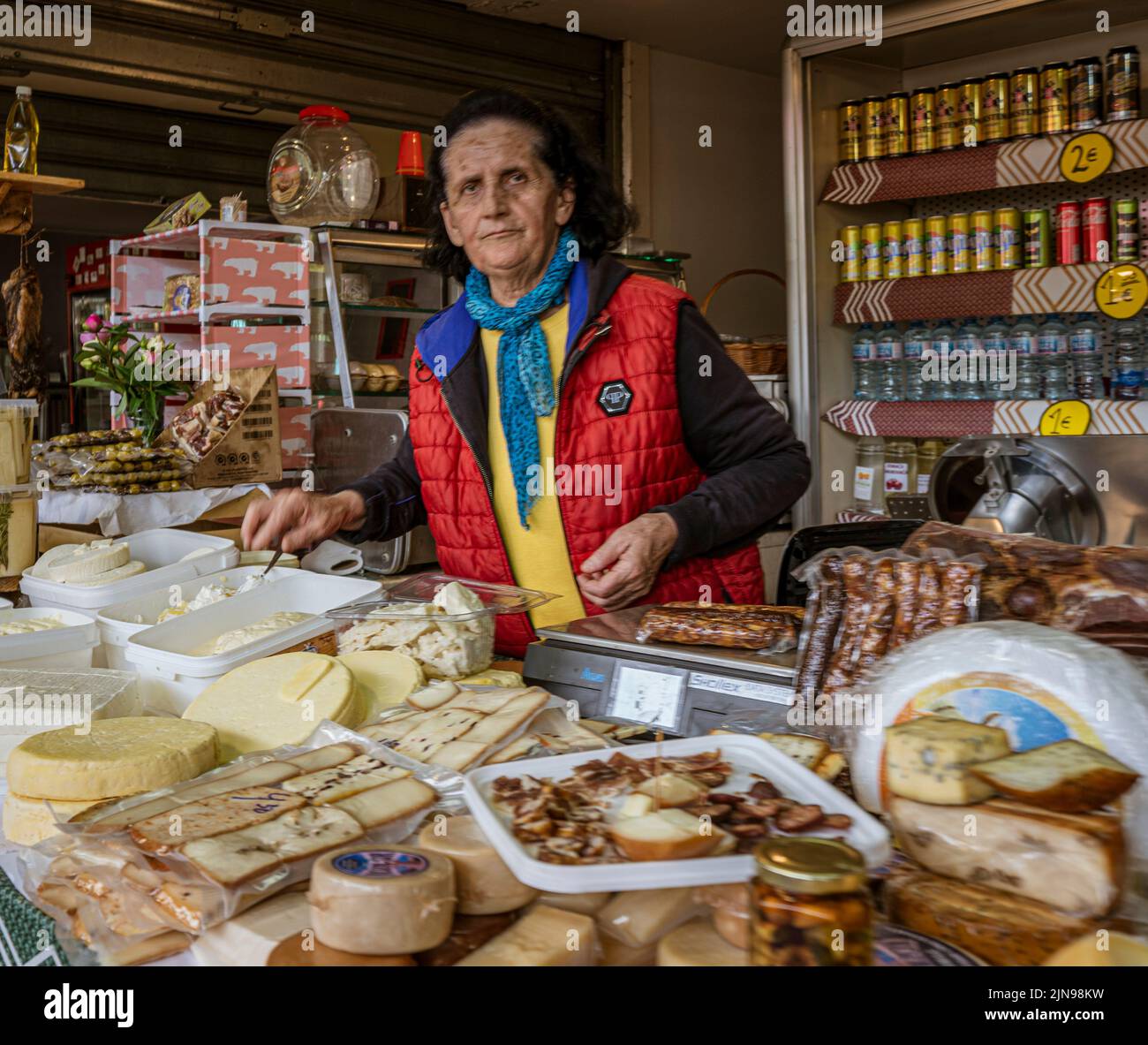 Monténégro - 7 mai 2022 - une femme vend du fromage dans une cabine du marché. Banque D'Images