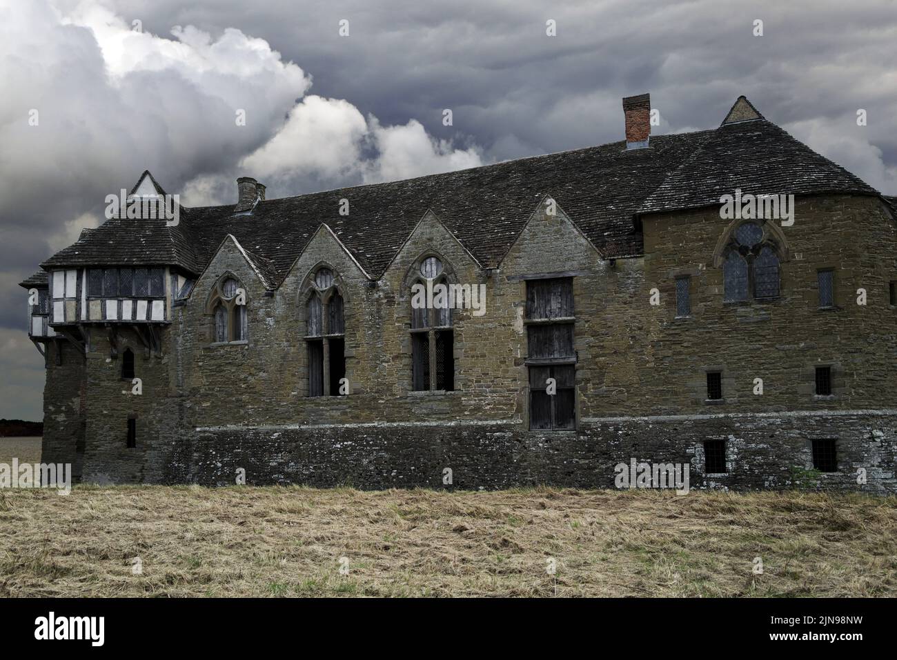 Cette image fantaisie d'une maison sinistre est basée sur le château Stokesay dans le Shropshire qui a été construit à la fin du 13th siècle. Banque D'Images