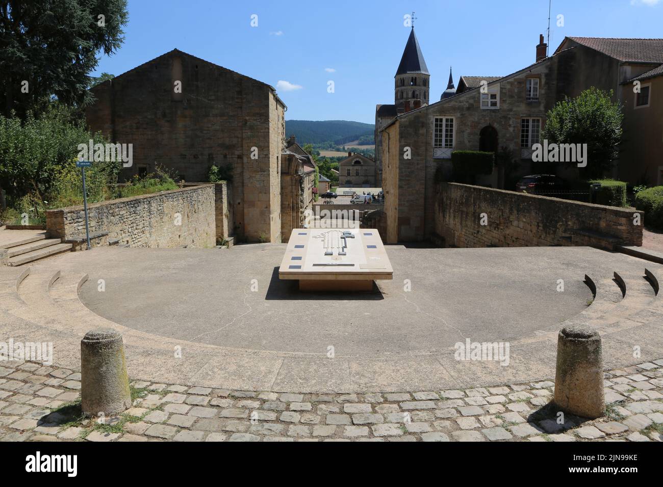 Le Parvis de l'église abbatiale et sa table de conférence présente l'Abbaye Saint-Pierre et Saint-Paul. Cluny. Saône-et-Loire. France. Banque D'Images