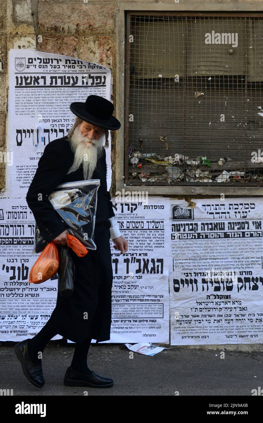 Un homme juif Haredi dans le quartier de MEA Shearim à Jérusalem, en Israël. Banque D'Images