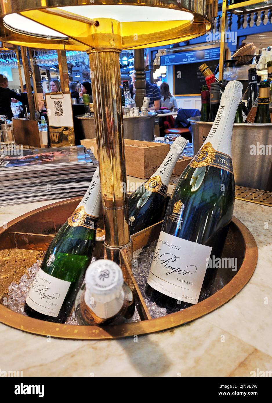 Réserve de champagne Pol Roger. Pol Roger est producteur de champagne. La marque est toujours détenue et gérée par les descendants de Pol Roger. Située dans la ville d'Épernay dans la région Champagne, la maison produit annuellement environ 110 000 caisses de Champagne. Banque D'Images