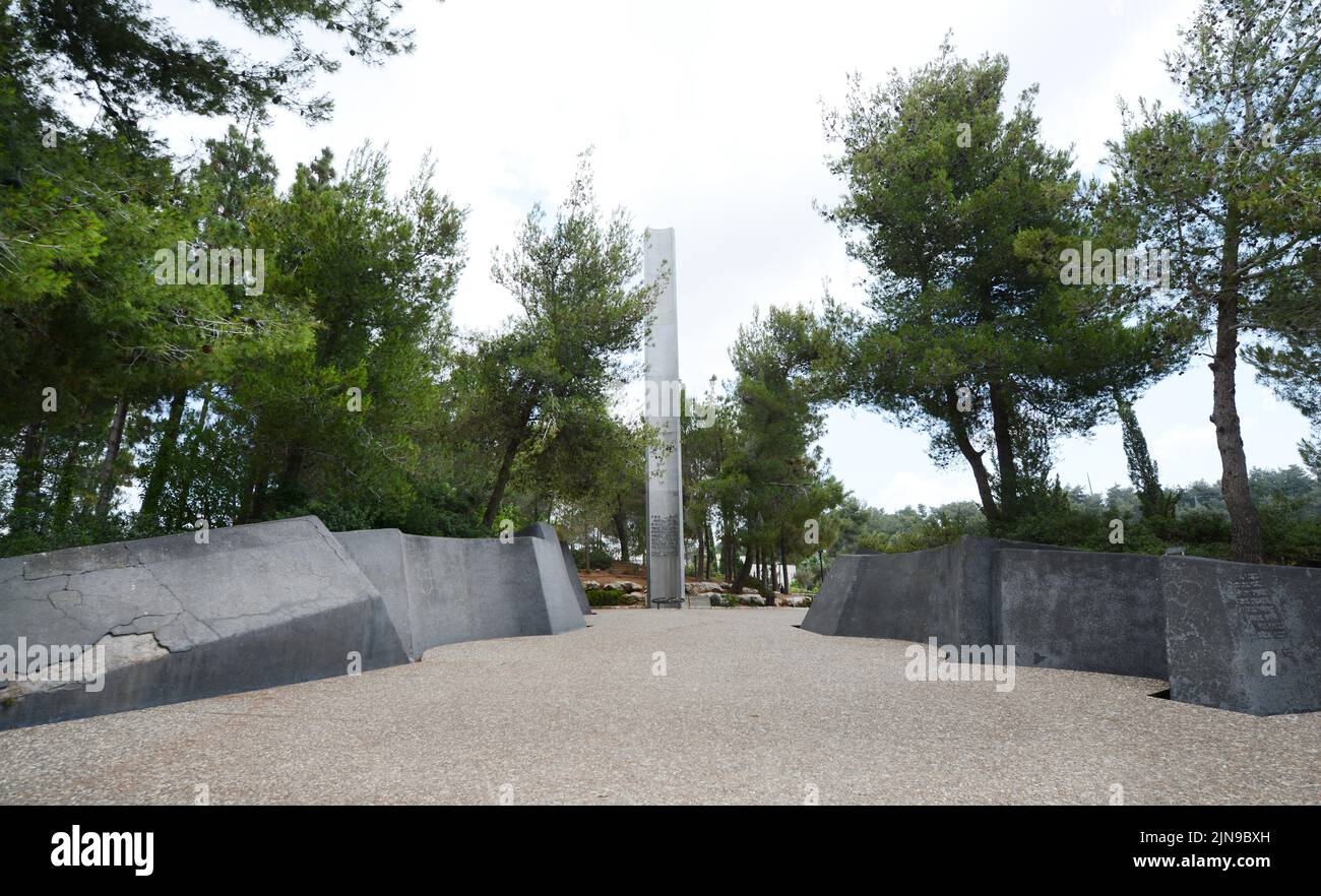Le monument du pilier de l'héroïsme au mémorial de l'Holocauste de Yad Vashem à Jérusalem, en Israël. Banque D'Images