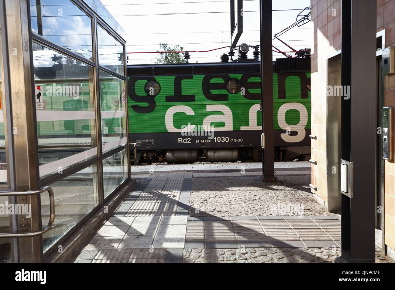 Un train de marchandises de Green Cargo avec des wagons de chemin de fer remplis de marchandises dangereuses. Ici un transport avec la substance 22 en 1951 qui est argon, gaz à l'origine de la suffocation condensée à froid. Banque D'Images