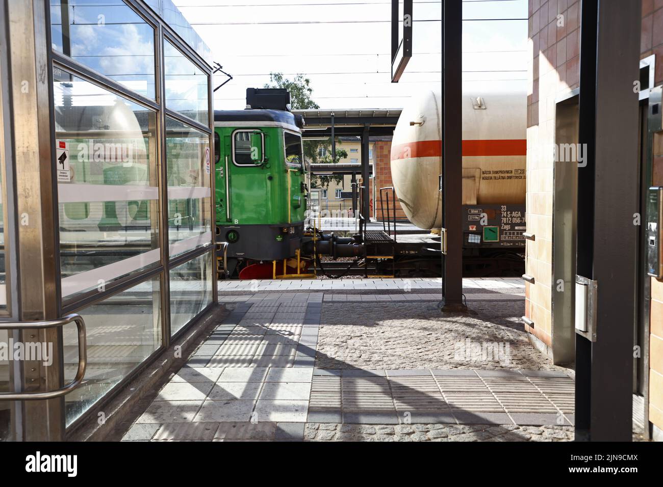 Un train de marchandises de Green Cargo avec des wagons de chemin de fer remplis de marchandises dangereuses. Ici un transport avec la substance 22 en 1951 qui est argon, gaz à l'origine de la suffocation condensée à froid. Banque D'Images