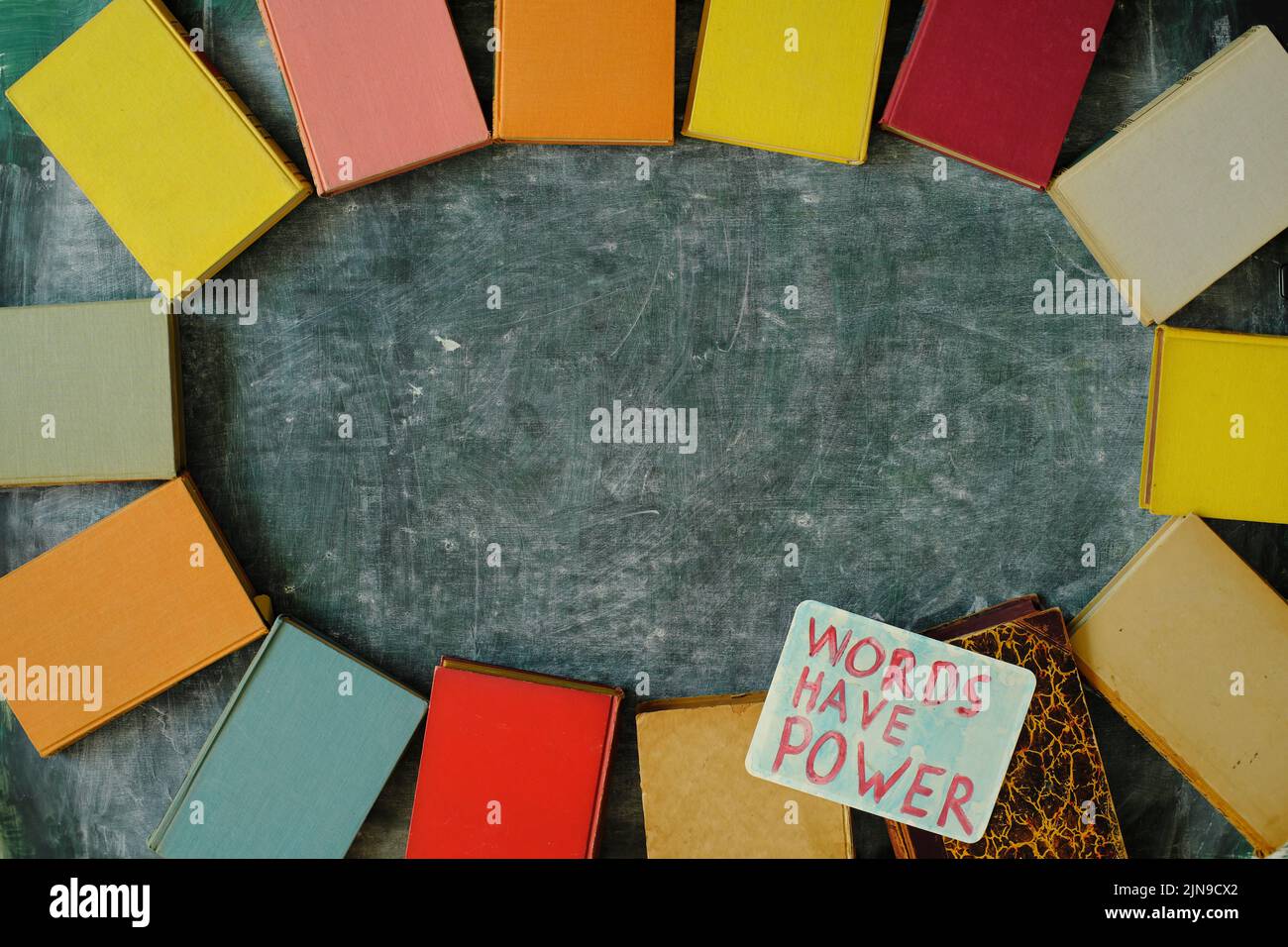 La pose plate de livres multicolores sur le tableau noir et les mots de signe ont le pouvoir. Lecture,littérature,éducation,bibliothèque,maquette de bureau à domicile,grand espace de copie en t Banque D'Images