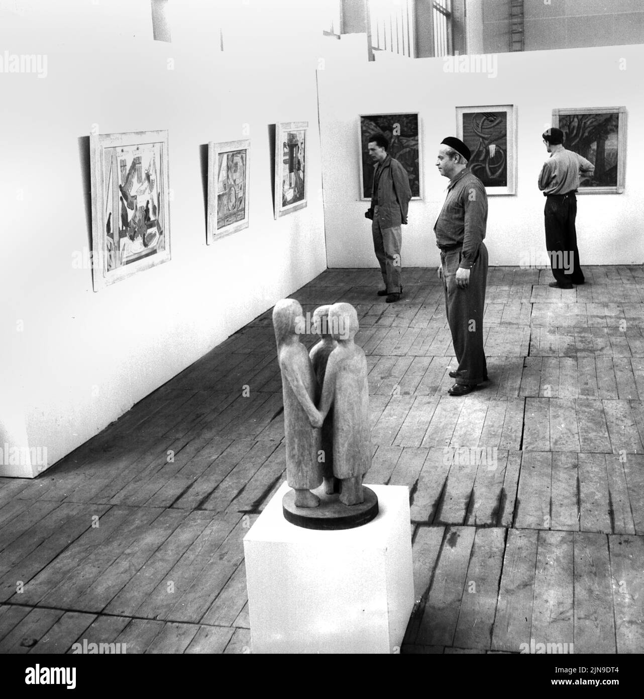 Original-Bildunterschrift: Eine juryfreie Kunstausstellung wird morgen am Berliner Funkturm eröffnet. Ein Blick in die Ausstellung, Berlin, Allemagne 1955. Banque D'Images