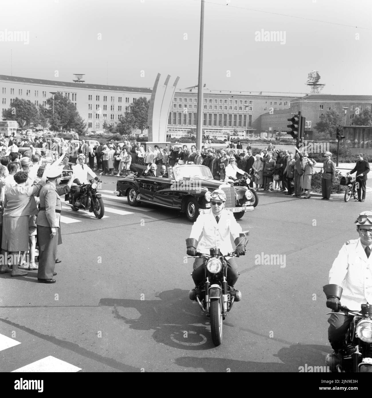 Original-Bildunterschrift: Amerikanischer Außenminister Dean Rusk à Berlin - Direkt aus Paris kam der amerikanische Außenminister Dean Rusk anlässlich seiner Europa-Reise zuerst nach Berlin, von WO aus er Reise nach Bonn, Londres, ROM und Lissabon fortsetwird seine. Ruck wurde auf dem Flughafen Tempelhof vom Berlins Regierendem Bürgermeister Willy Brandt empfangen, der ihm - zusammen mit Bürgermeister Franz Amrehn - auf seiner Fahrt, brücken am Luft-Denkmal, dlang Berlin und enteines Teils der Sleitner. Anschließend trug sich der Außenministre in Goldene Buch unsere Banque D'Images