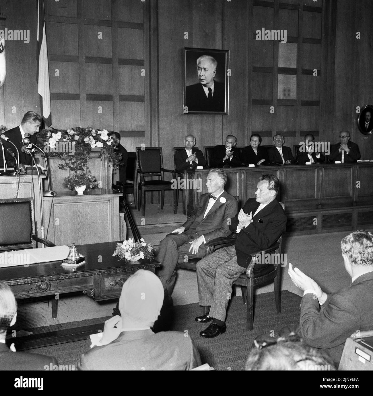 Original-Bildunterschrift: Christian Herter kam das erste Mal nach Berlin - heute vormittag traf der amerikanische Außenminister Christian Archibald Herter auf dem Flughafen Tempelhof ein, wo er von Vertreten des Senats begrüsst wurde, im Rathaus Schöneberg auf dem Bürmeister, Berlin, Brandheiden 1959. Banque D'Images