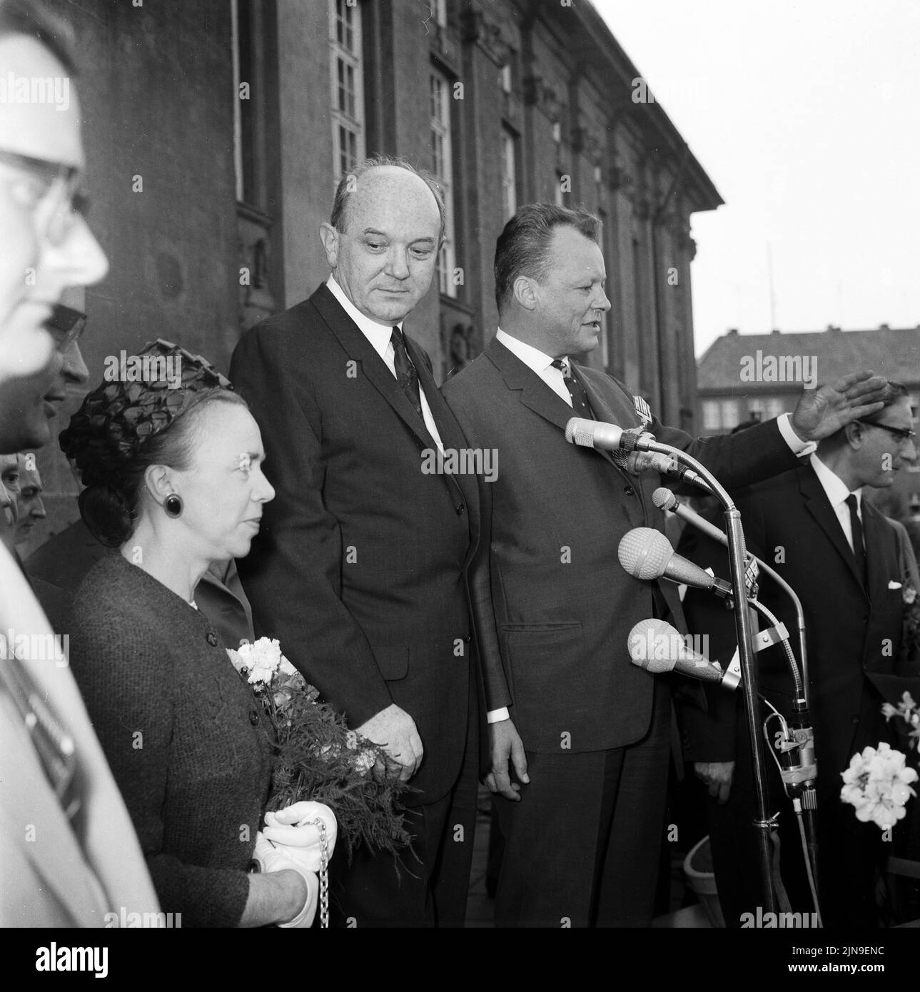 Original-Bildunterschrift: Amerikanischer Außenminister Dean Rusk à Berlin - Direkt aus Paris kam der amerikanische Außenminister Dean Rusk anlässlich seiner Europa-Reise zuerst nach Berlin, von WO aus er Reise nach Bonn, Londres, ROM und Lissabon fortsetwird seine. Rusk wurde auf dem Flughafen Tempelhof vom Berlins Regierendem Bürgermeister Willy Brandt empfangen, der ihm - zusammen mit Bürgermeister Franz Amrehn - auf seiner Fahrt durch Berlin und entlang eines Teils der Schandmauer begleitete. Anschließend trug sich der Außenministre in Goldene Buch unserer Stadt ein (Rathaus Schöneber Banque D'Images