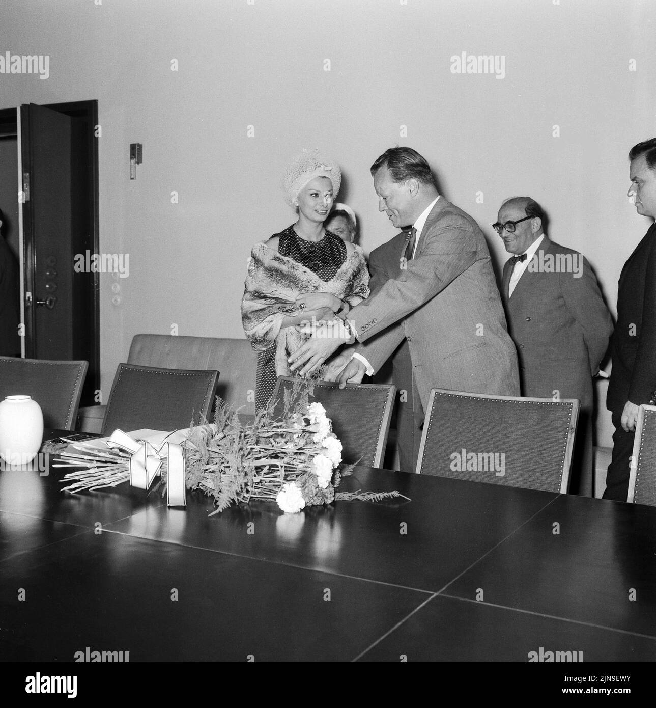 Eintragung Sophia Loren ins Goldene Buch der Stadt - im Beisein vom Regierenden Bürgermeister Willy Brandt trägt sich die italienische Schauspielerin Sophia Loren das Goldene Buch der Stadt Berlin ein, Berlin, Allemagne 1959. Banque D'Images