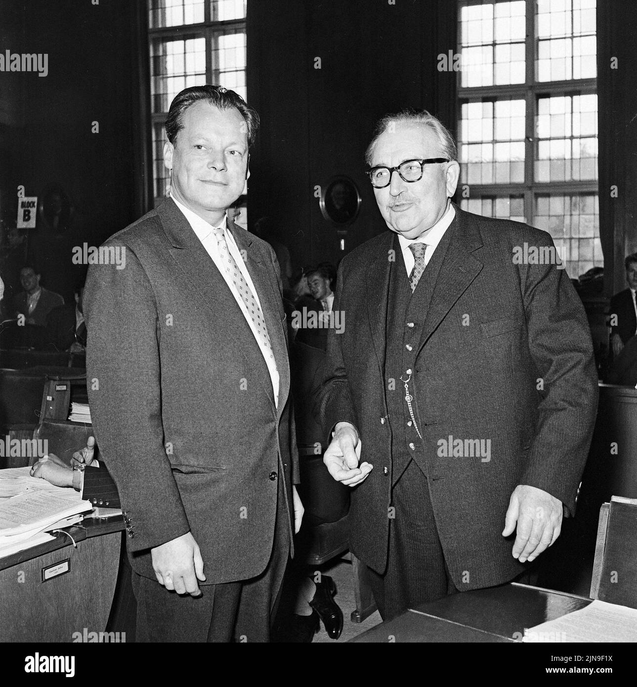 Original-Bildunterschrift: Bundesrat tagt à Berlin - zu seiner turnusmässigen Sitzung trat heute der Bundesrat im Schöneberger Rathaus zusammen. Zum letzten Male hatte Berlins Regierender Bürgermeister Willy Brandt den Präsidentenssel inne. AB dem 1. Novembre 1958 wird der Bremer Senatspräsident Wilhelm Kaisen das Amt des Bundesratspräsidenten übernehmen. Bundesratspräsident Willy Brandt mit seinem Nachfolger Wilhem Kaisen im Gespräch, Berlin, Allemagne 1958. Banque D'Images