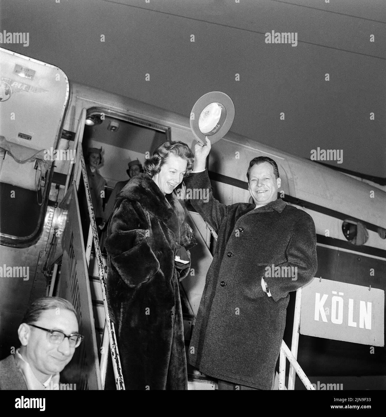 Original-Bildunterschrift: Gingen auf die große Reise - Der Regierende Bürgermeister Willy Brandt und seine Gattin rut beim Abschied auf dem Flughafen Tempelhof, Berlin, Allemagne 1959 Banque D'Images