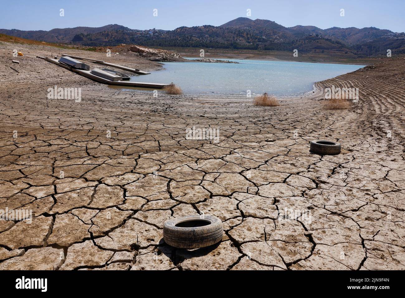 Les pneus se trouvent sur le sol fissuré du réservoir de la Vinuela lors d'une grave sécheresse à la Vinuela, près de Malaga, dans le sud de l'Espagne 8 août 2022. Une période de sécheresse prolongée et une chaleur extrême qui ont fait de juillet dernier le mois le plus chaud en Espagne depuis au moins 1961, ont laissé les réservoirs espagnols à seulement 40% de leur capacité en moyenne début août, bien en dessous de la moyenne sur dix ans d'environ 60%, indique les données officielles.REUTERS/Jon Nazca Banque D'Images