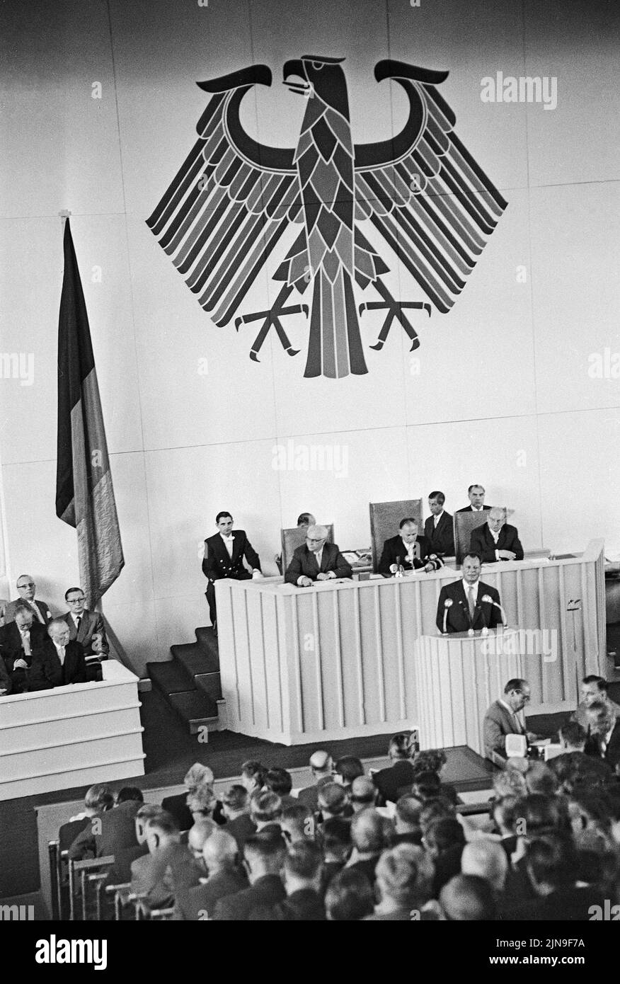 Original-Bildunterschrift: Bundestag tagt à Berlin - zu seiner ersten Sitzung nach den Sommerferien trat heute der deutsche Bundestag in der tu in Berlin zusammen, hier der Regierende Bürgermeister Willy Brandt am Rednerpult, Berlin, Deutschland 1958. Banque D'Images
