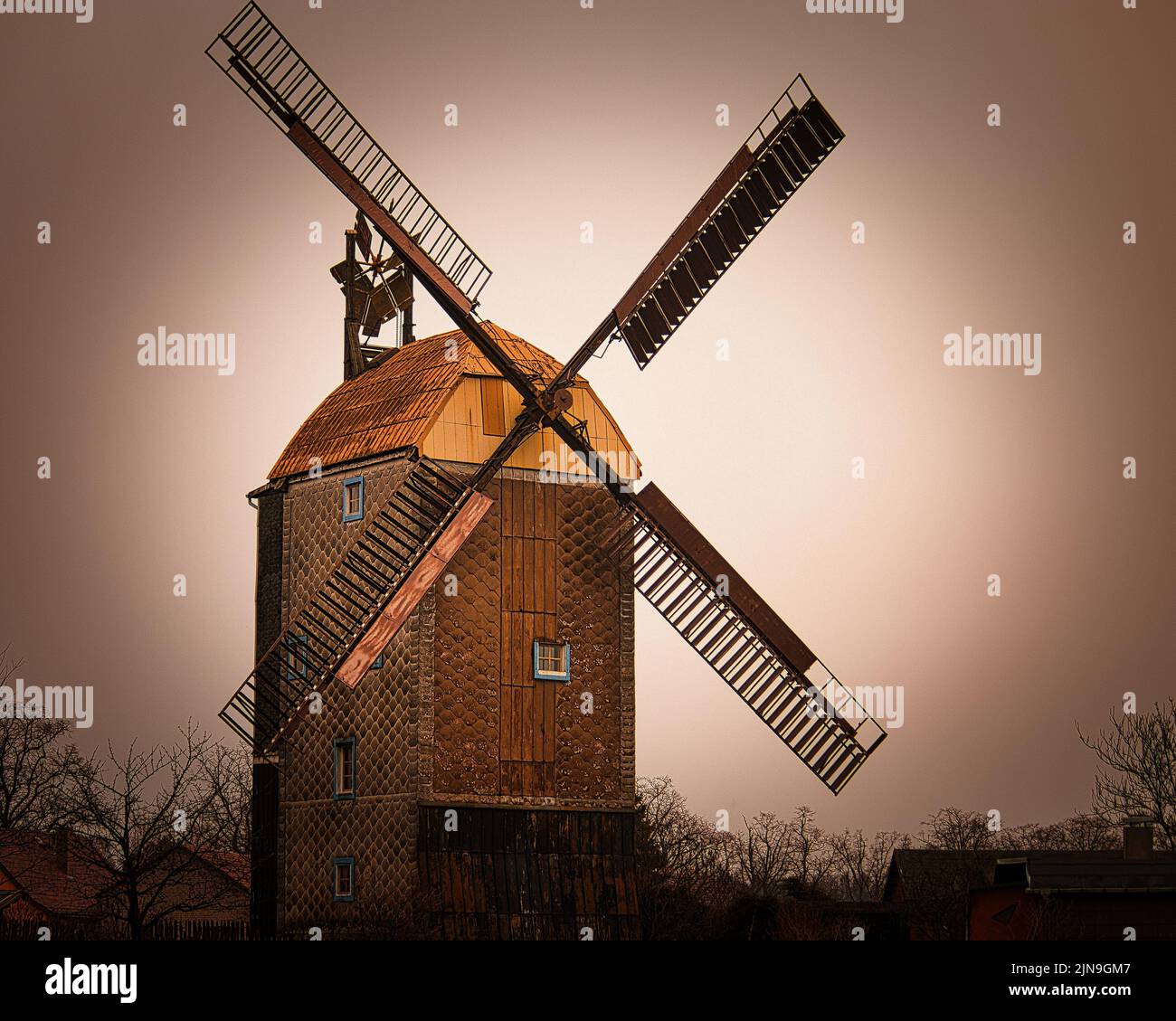 Une belle photo d'un moulin à vent avec des lames métalliques par jour sans nuages Banque D'Images