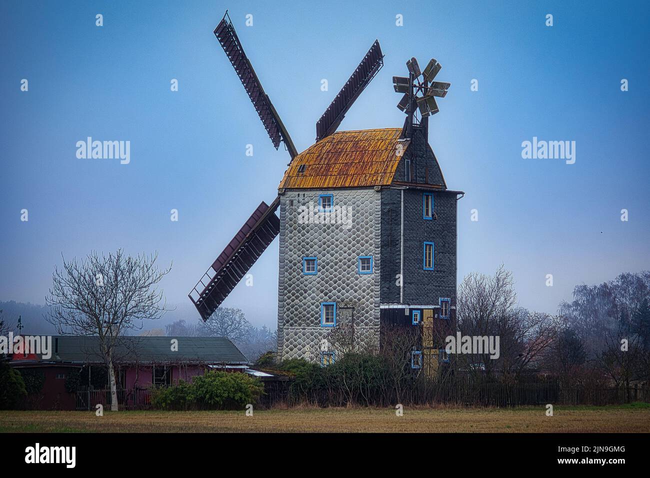 Une belle photo d'un moulin à vent avec des lames métalliques par jour sans nuages Banque D'Images