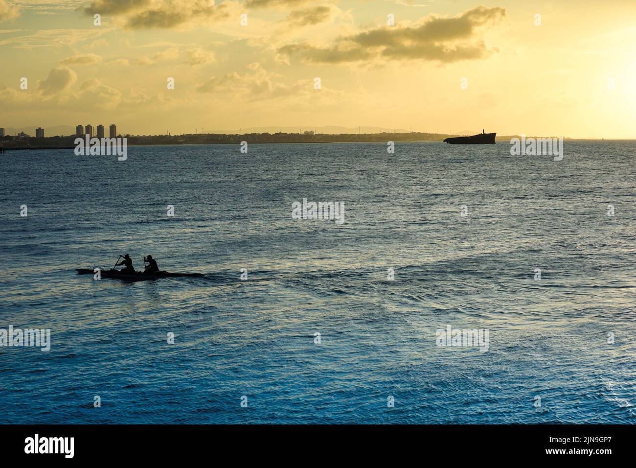 Coucher de soleil sur la mer de Fortaleza Brésil avec silhouette d'une épave Banque D'Images