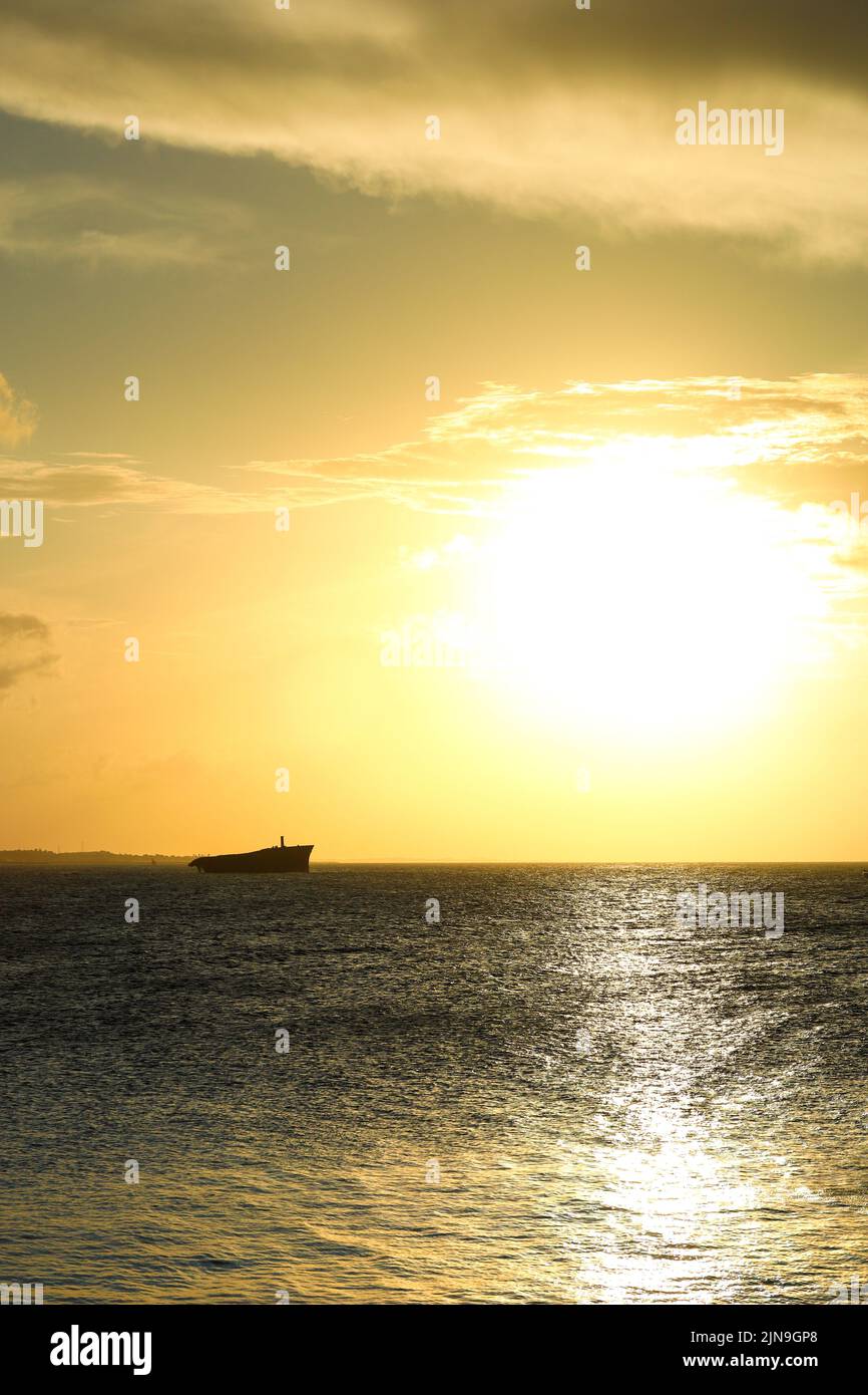 Coucher de soleil sur la mer de Fortaleza Brésil avec silhouette d'une épave Banque D'Images
