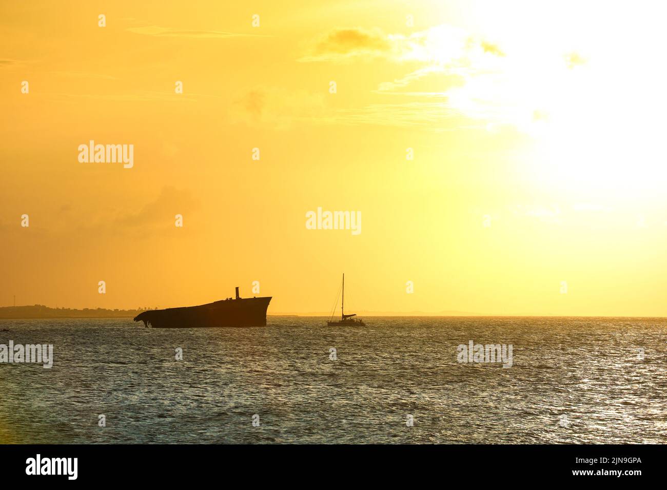 Coucher de soleil sur la mer de Fortaleza Brésil avec silhouette d'une épave Banque D'Images