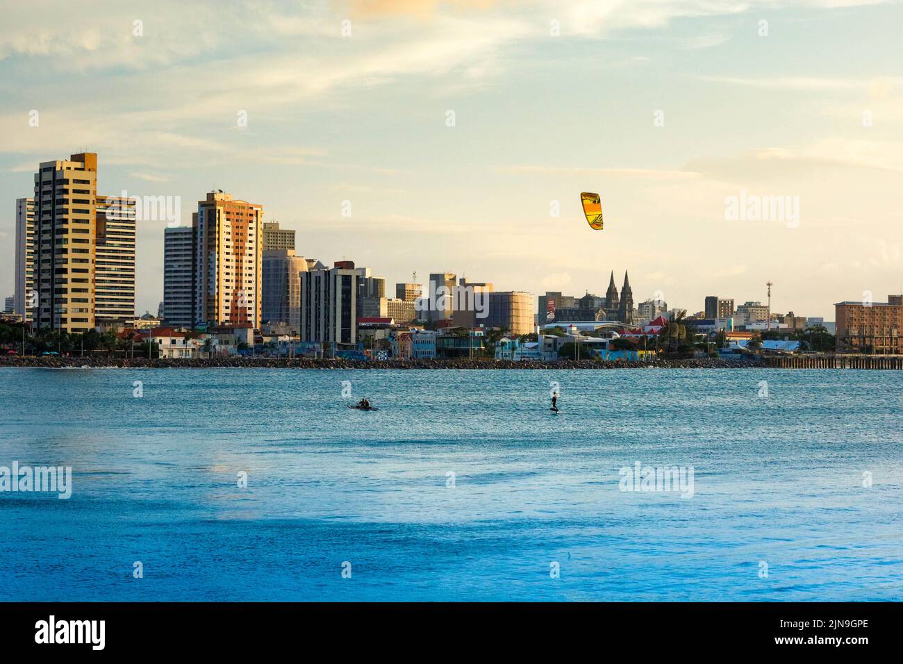 Coucher de soleil sur la mer de Fortaleza Brésil avec silhouette d'une épave Banque D'Images