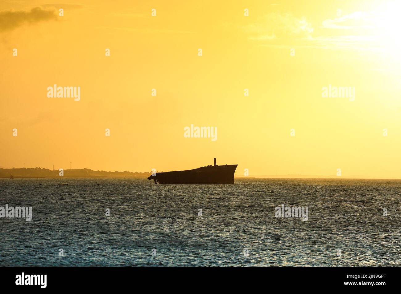 Coucher de soleil sur la mer de Fortaleza Brésil avec silhouette d'une épave Banque D'Images