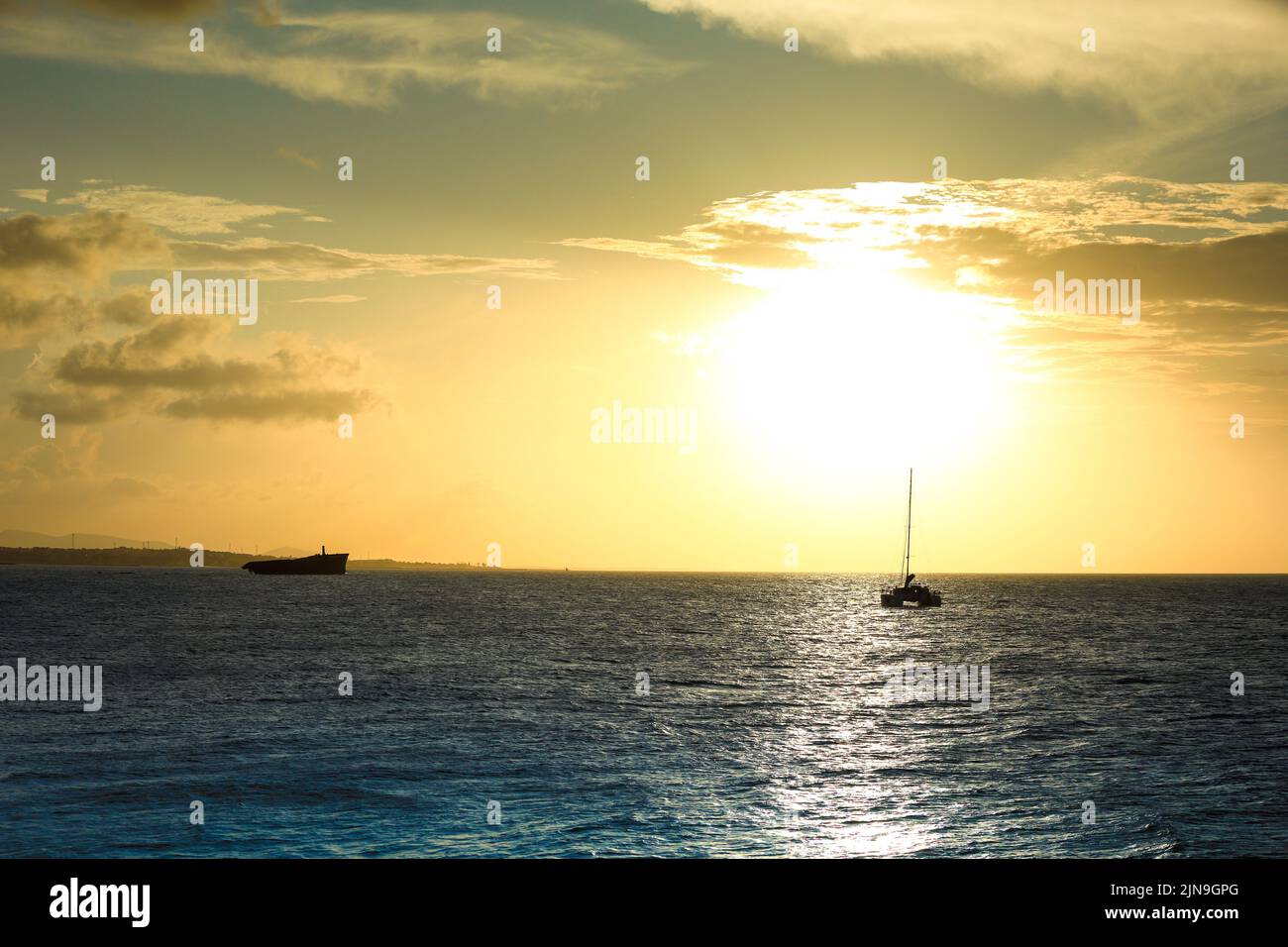 Coucher de soleil sur la mer de Fortaleza Brésil avec silhouette d'une épave Banque D'Images