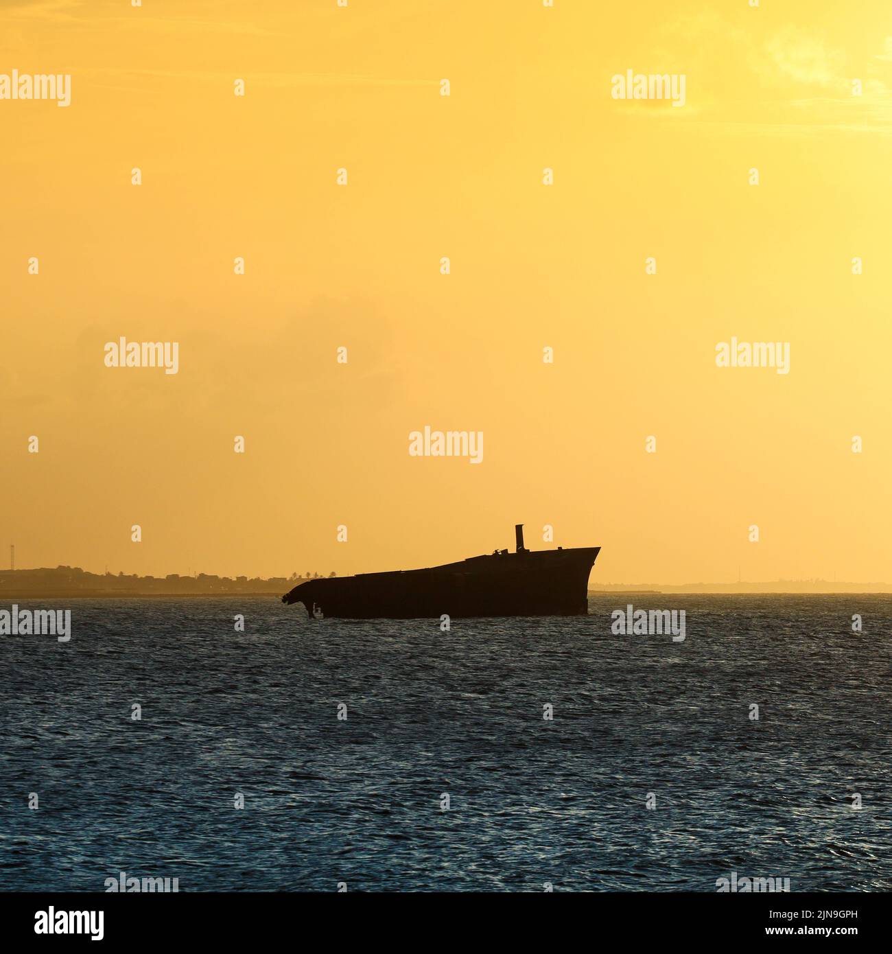 Coucher de soleil sur la mer de Fortaleza Brésil avec silhouette d'une épave Banque D'Images