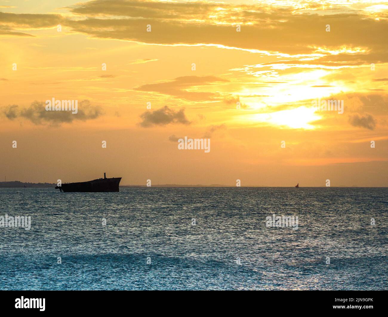 Coucher de soleil sur la mer de Fortaleza Brésil avec silhouette d'une épave Banque D'Images