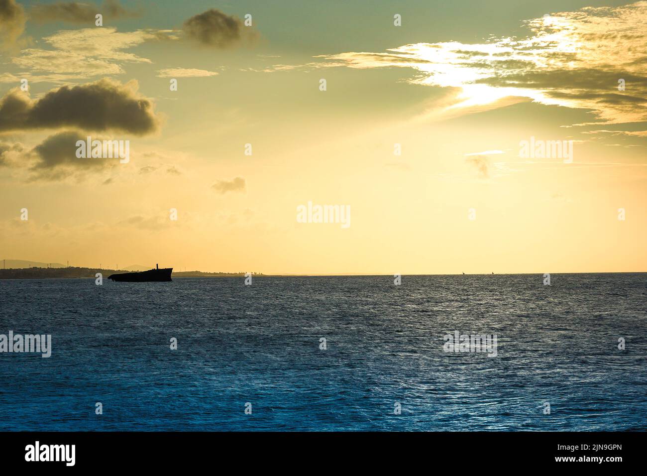Coucher de soleil sur la mer de Fortaleza Brésil avec silhouette d'une épave Banque D'Images